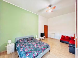 ein Schlafzimmer mit einem Bett und einem Sofa in der Unterkunft Be Your Home - Casa Vacanze Il Posticino in Civitavecchia