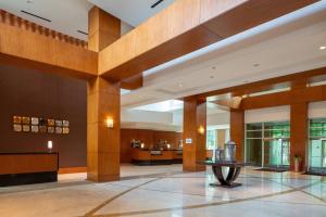 een lobby met houten zuilen en een tafel bij The Woodlands Waterway Marriott Hotel and Convention Center in The Woodlands
