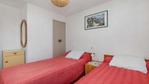 2 posti letto in una camera con lenzuola rosse di Port Lano- 151- Appart lumineux- 6 pers a Cap d'Agde