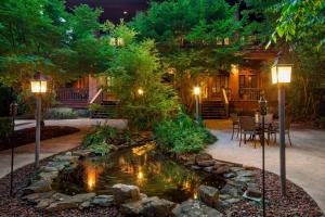 un estanque en un patio con luces y una casa en Montgomery Marriott Prattville Hotel & Conf Ctr at Capitol Hill en Prattville