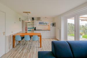 Kuchyň nebo kuchyňský kout v ubytování Vakantiehuis Hoeve Zuid - Groote Keeten aan Zee