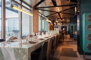 Restaurace v ubytování Renaissance New York Flushing Hotel at Tangram