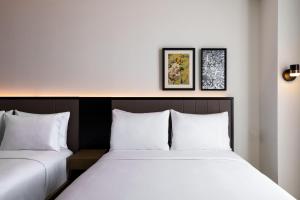 Postel nebo postele na pokoji v ubytování Renaissance New York Flushing Hotel at Tangram