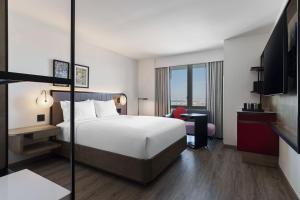 Postel nebo postele na pokoji v ubytování Renaissance New York Flushing Hotel at Tangram