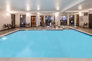a large swimming pool with blue water in a building at Courtyard Denver Southwest/Lakewood in Lakewood