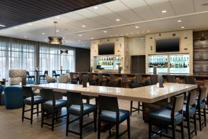 a large dining room with a large table and chairs at Courtyard by Marriott Loveland Fort Collins in Loveland