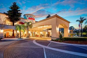 un rendimiento de un edificio con entrada en San Mateo Marriott San Francisco Airport en San Mateo