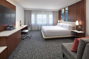 a hotel room with a bed and a desk at San Mateo Marriott San Francisco Airport in San Mateo