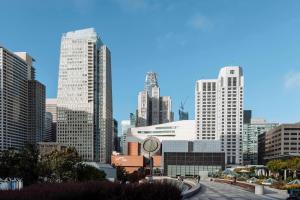 Blick auf die Skyline der Stadt mit hohen Gebäuden in der Unterkunft The St. Regis San Francisco in San Francisco