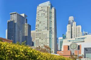 vistas al perfil urbano y edificios altos en The St. Regis San Francisco en San Francisco