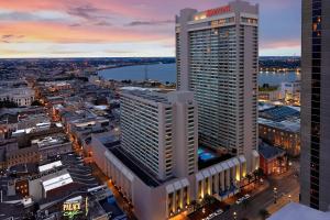 een luchtzicht op een hoog gebouw in een stad bij New Orleans Marriott in New Orleans