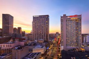 a city skyline with tall buildings at dusk at New Orleans Marriott in New Orleans