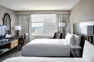 um quarto de hotel com duas camas e uma janela em New Orleans Marriott em Nova Orleães