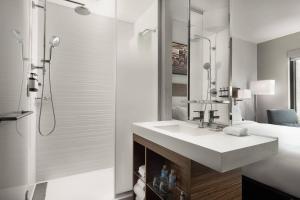 Koupelna v ubytování AC Hotel by Marriott Austin-University
