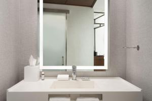 Koupelna v ubytování AC Hotel by Marriott Austin-University
