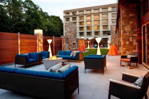 un patio con sofás y sillas y un edificio en Raleigh Marriott Crabtree Valley, en Raleigh