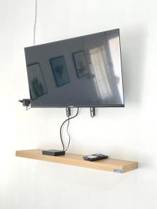 una TV a schermo piatto appesa a un muro di Seamsak hotel a Triangolo d'Oro