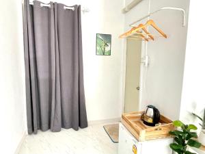Habitación con baño con cortina de ducha. en Seamsak hotel en Golden Triangle