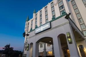 un gran edificio blanco con un cartel. en Castle Hotel, Autograph Collection, en Orlando