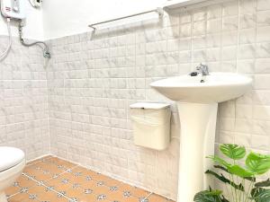 La salle de bains est pourvue d'un lavabo et de toilettes. dans l'établissement Seamsak hotel, à Triangle d'or