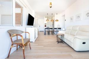 uma sala de estar com um sofá e uma mesa em Piso Estrella 031 em Torre del Mar