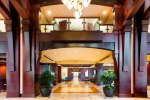 um corredor de um edifício com dois vasos de plantas em Renaissance Birmingham Ross Bridge Golf Resort & Spa em Hoover