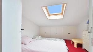 una camera con due letti e una finestra sul soffitto di Residence de la Plage- 217-Appart vue mer- 10 pers a Cap d'Agde