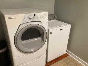uma máquina de lavar e secar roupa ao lado de uma máquina de lavar roupa em Heyward Long Term Hosts em Savannah