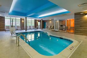 - une piscine dans une chambre d'hôtel avec piscine dans l'établissement Fairfield Inn & Suites by Marriott Abingdon, à Abingdon
