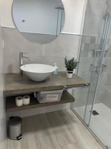 a bathroom with a sink and a mirror at A BOA ESTRELA in Redondela