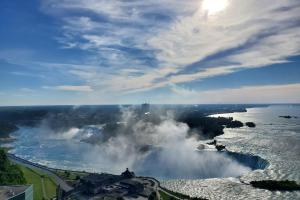 uma vista para um rio niagara com vapor a sair em Niagara Falls Marriott on the Falls em Cataratas do Niágara