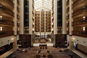 an overhead view of the lobby of a building at Minneapolis Marriott Northwest in Brooklyn Park