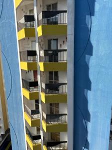 un edificio de apartamentos alto con balcones junto a una piscina en Água das Fontes, en Caldas Novas