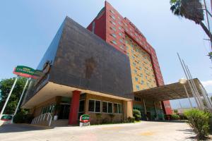ein großes Gebäude mit einem großen Gebäude in der Unterkunft Courtyard Monterrey San Jeronimo in Monterrey