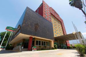 un gran edificio con un gran edificio en Courtyard Monterrey San Jeronimo, en Monterrey