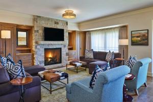 uma sala de estar com mobiliário e uma lareira em St. Regis Deer Valley em Park City