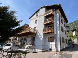 - un bâtiment avec des balcons sur le côté dans l'établissement Hotel Bed & Bike Ledro, à Molina di Ledro