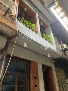 un edificio con dos ventanas con plantas. en 灣島 wandao, en Tainan