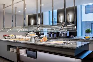 una cocina con una barra con comida. en AC Hotel by Marriott Grand Rapids Downtown, en Grand Rapids