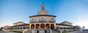 un antiguo edificio con una torre encima en Hotel & Spa Arzuaga, en Quintanilla de Onésimo