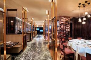 香港的住宿－香港W酒店，餐厅设有长长的走廊,配有桌椅