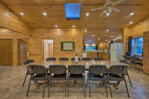 een vergaderzaal met een grote tafel en stoelen bij Spacious Kansas Retreat On-Site Disc Golf! in Partridge