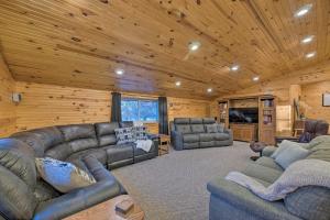 un ampio soggiorno con mobili in pelle e soffitti in legno di Spacious Kansas Retreat - Patio, Near Golfing! a Partridge