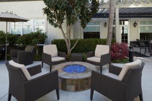 un patio avec des chaises et une table avec une fontaine dans l'établissement Residence Inn Los Angeles Westlake Village, à Westlake Village