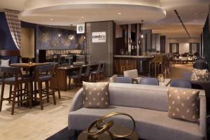 um átrio de hotel com um sofá e um bar em Dallas Marriott Downtown em Dallas