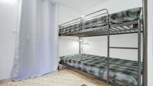 een slaapkamer met een stapelbed in een kamer bij Le Cosmos - 15C - Appart spacieux- 4 pers in Cap d'Agde