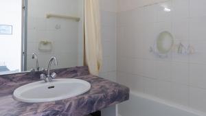 Kúpeľňa v ubytovaní Amoureva - A38 - Appart vue lagon - 6 pers + 6 fotografií