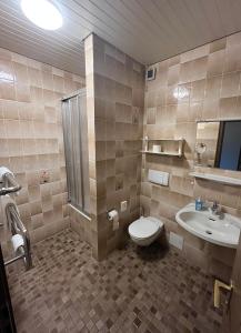 a bathroom with a toilet and a sink at Hotel Wolfsjäger in Herbern