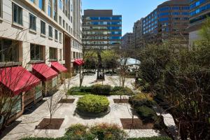 une cour dans une ville avec des arbres et des bâtiments dans l'établissement Washington Marriott at Metro Center, à Washington