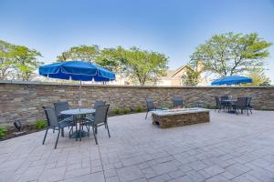 un patio con tavoli, sedie e ombrelloni blu di Fairfield Inn & Suites By Marriott Wichita East a Wichita